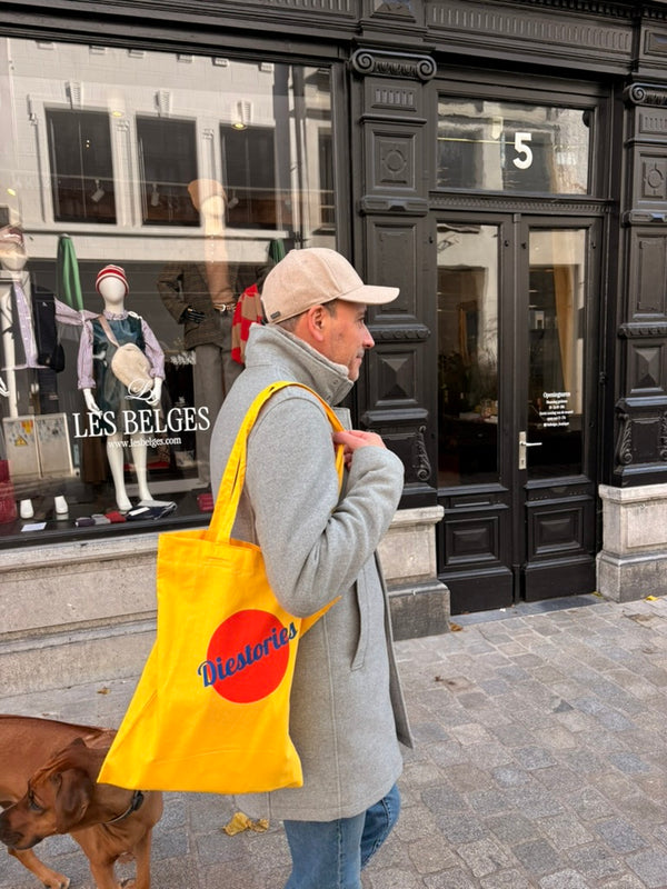Wandelaar haalt de Diestories draagtas op bij een Diests ophaalpunt